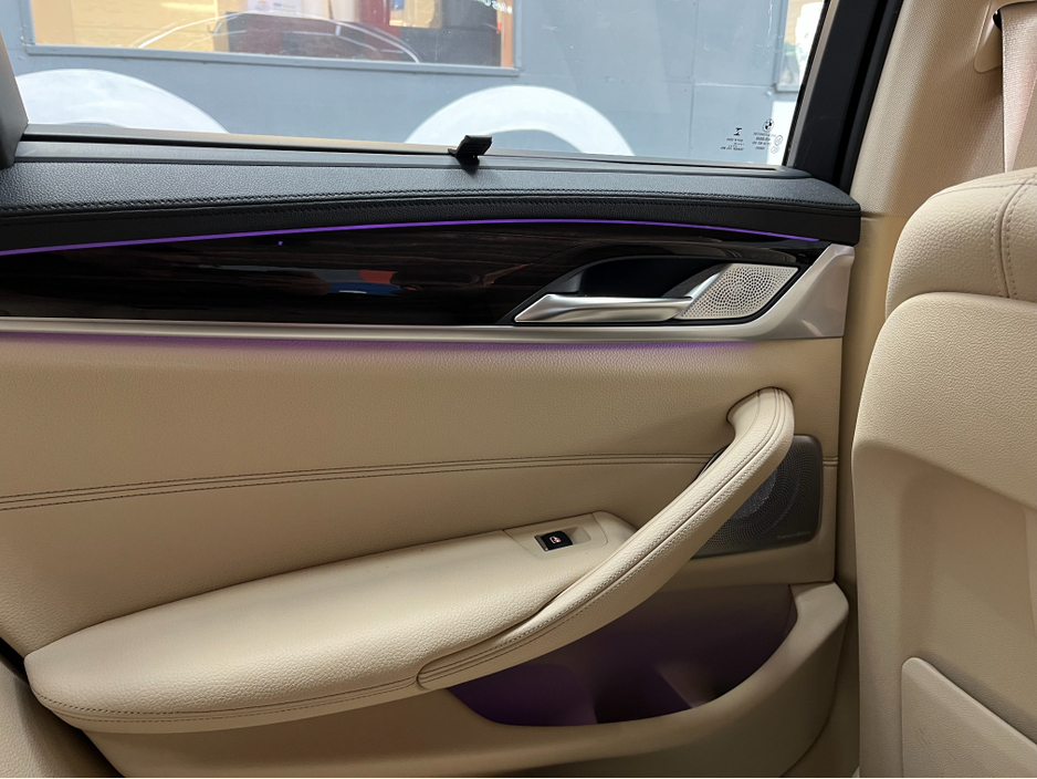 2017 BMW 5 Series - image 18