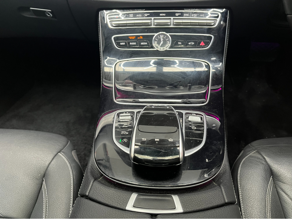 2019 Mercedes-Benz E Class 2019 MERCEDES-BENZ E220D ADVANTGARDE 2.0 AUTOMATIC / CRUISE CONTROL / 360° PARKING CAMERA / ELECTRIC MEMORY & HEATED SEATS / PANORAMIC SUNROOF / PADDLE SHIFTERS / APPLE CARPLAY / AMBIENT LIGHTS