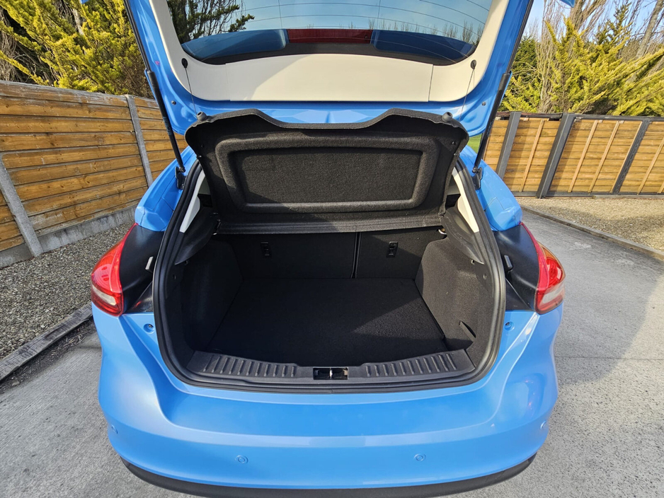 2017 Ford Focus - image 18