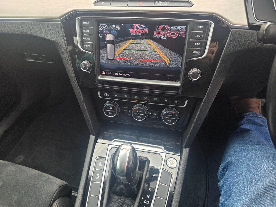 2015 Volkswagen Passat - image 11