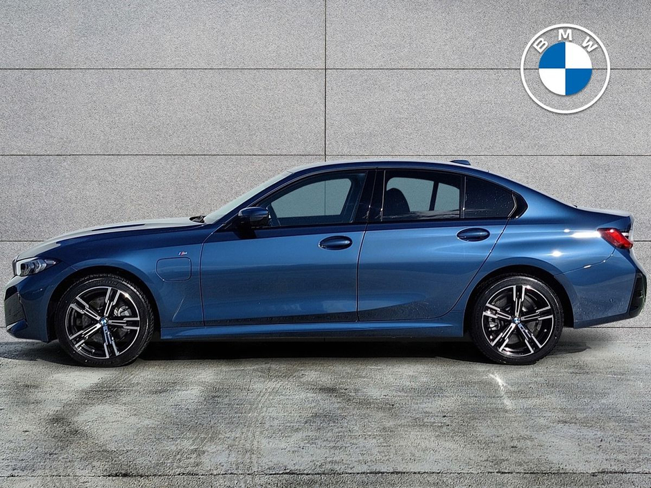 2025 BMW 3 Series - image 3