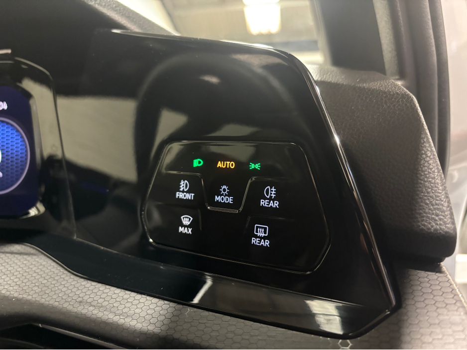 2021 Volkswagen Golf - image 23