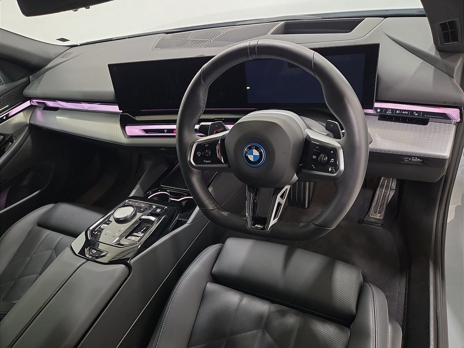 2025 BMW 5 Series - image 6