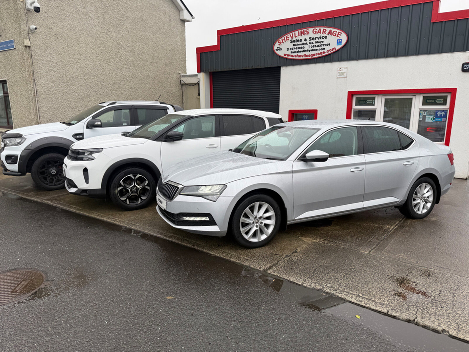 2022 Skoda Superb - image 2