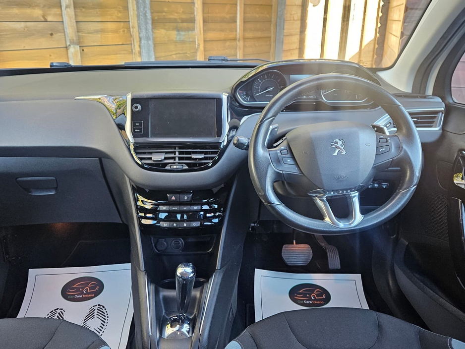 2015 Peugeot 208 - image 16