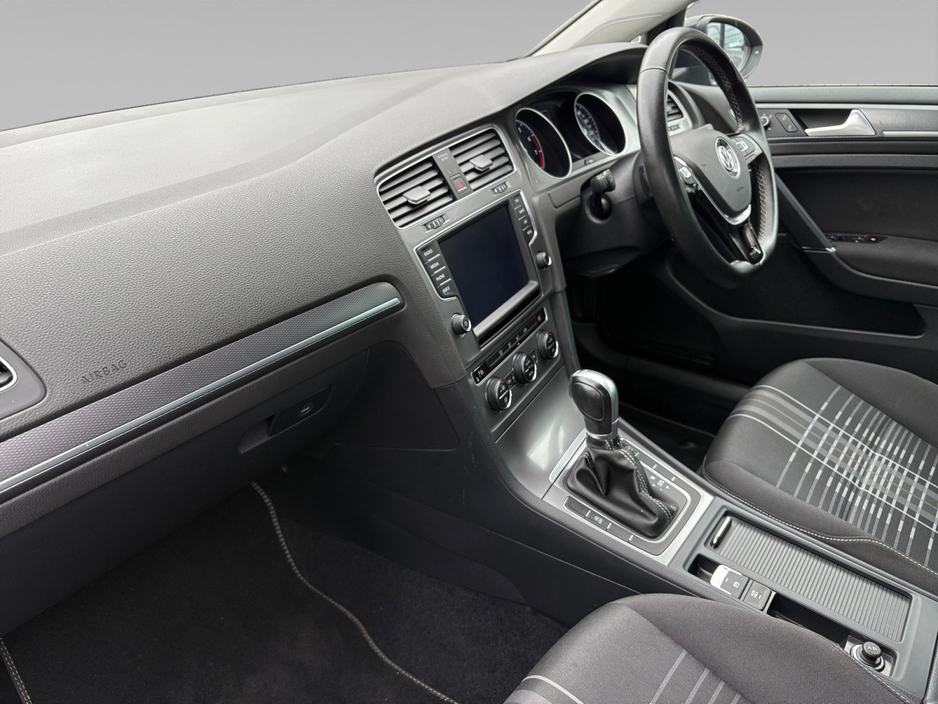 2015 Volkswagen Golf - image 9