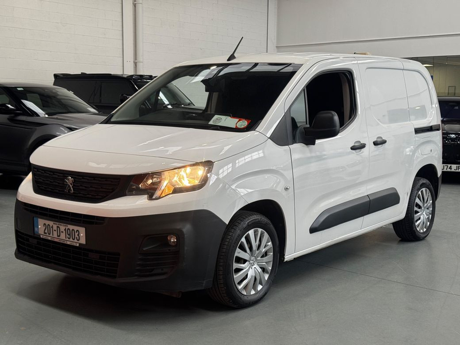 2020 Peugeot Partner - image 17