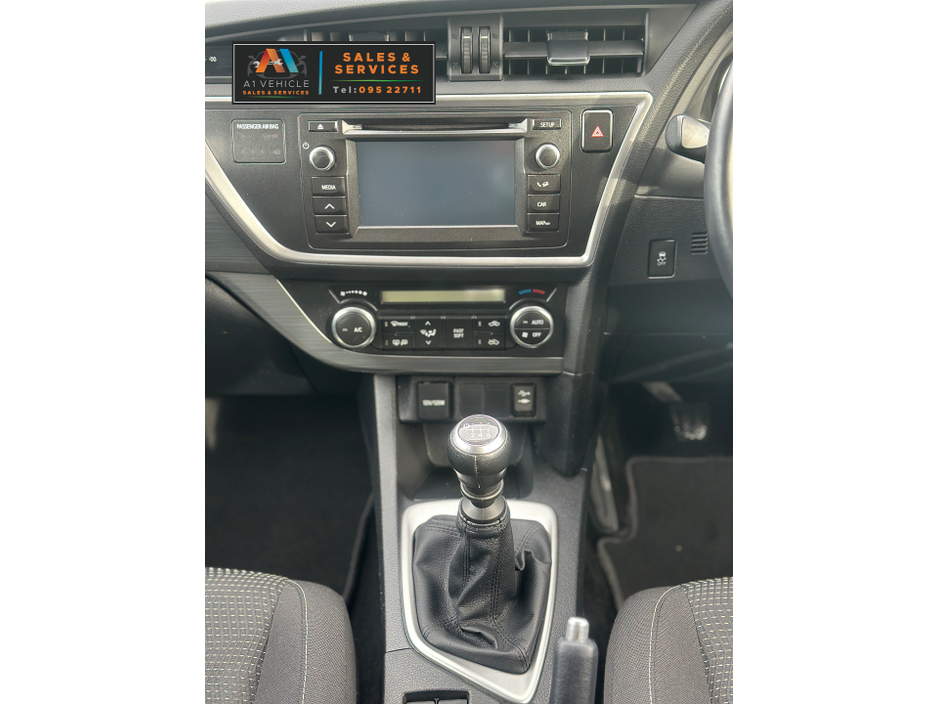 2015 Toyota Auris - image 18