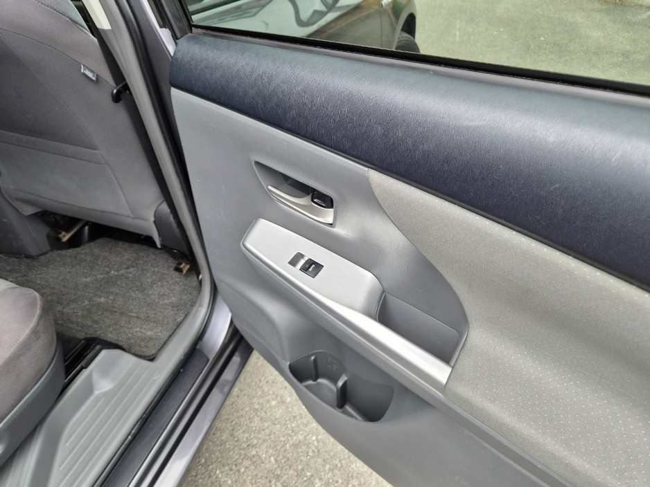 2012 Toyota Prius - image 18