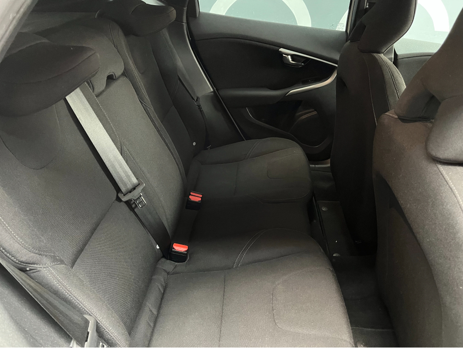 2016 Volvo V40 - image 11