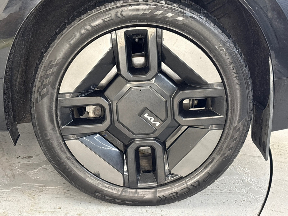 2023 Kia EV9 GT LINE 7 SEATER AWD**PANORAMIC ROOF**HEATED & COOLED LEATHER ELECTRIC SEATS**DRIVER MASSAGE SEAT**DIGITAL DASH**APPLE CAR PLAY MEDIA**REVERSE CAMERA**PARKING SENSORS**360 DEGREE CAMERAS**DRIVE MODES* €63,495