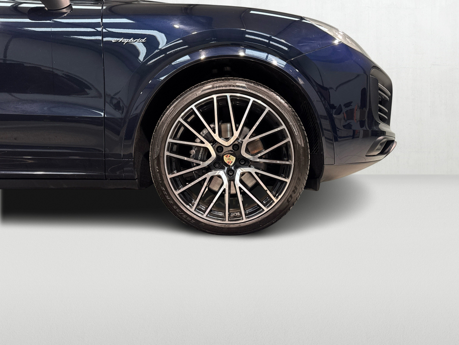 2022 Porsche Cayenne - image 10
