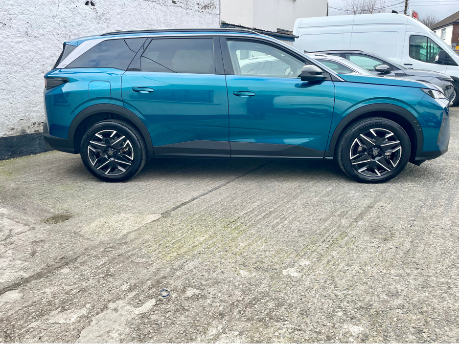 2025 Peugeot 5008 - image 4