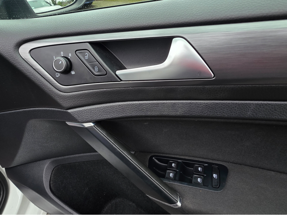 2019 Volkswagen Golf - image 9