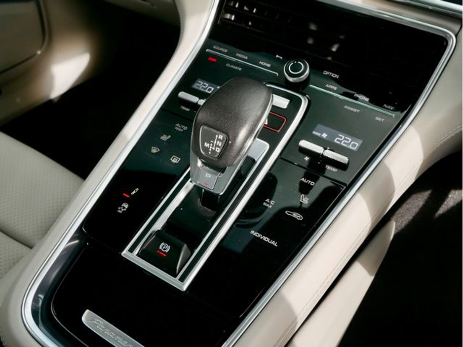 2023 Porsche Panamera - image 32