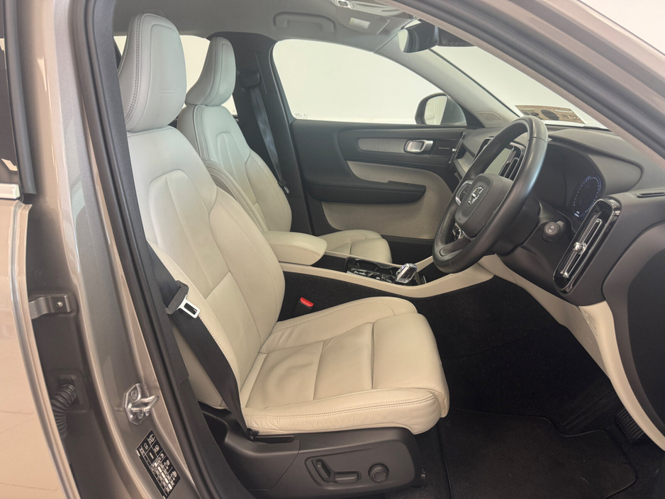 2020 Volvo XC40 - image 5