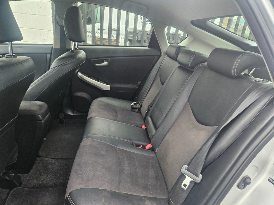 2014 Toyota Prius - image 9