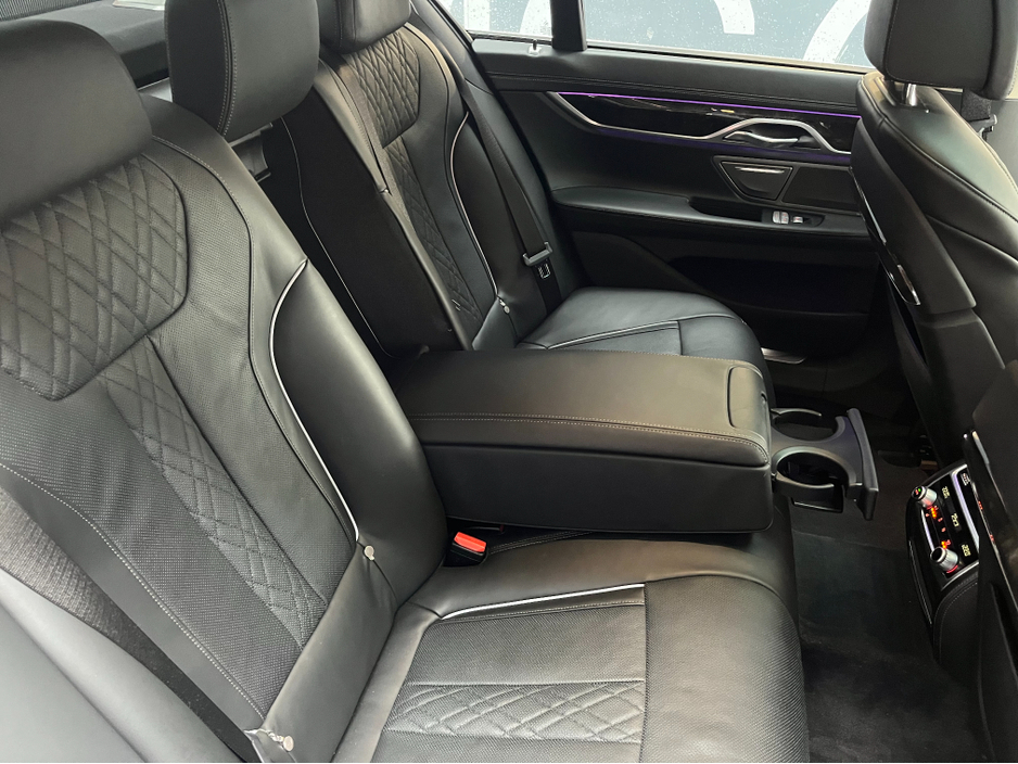 2017 BMW 7 Series - image 15