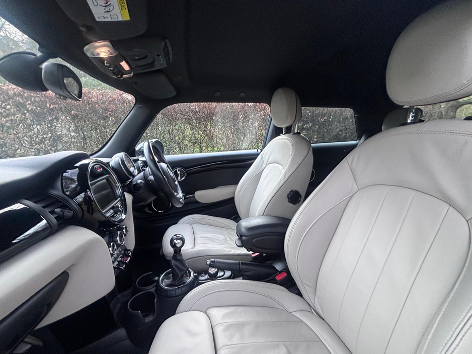 2017 MINI Hatch - image 17