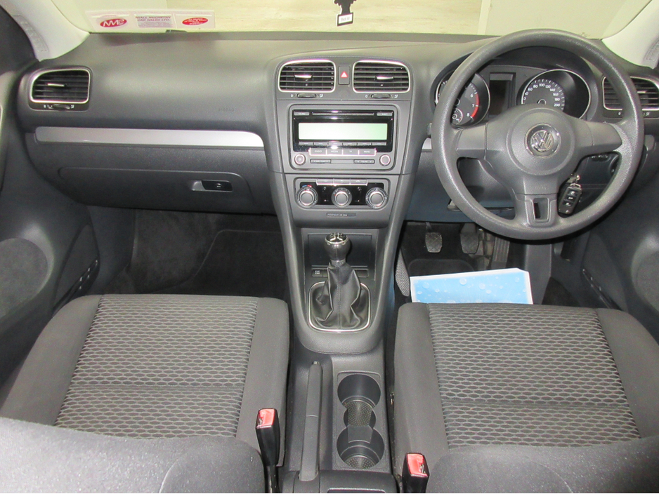 2010 Volkswagen Golf - image 10