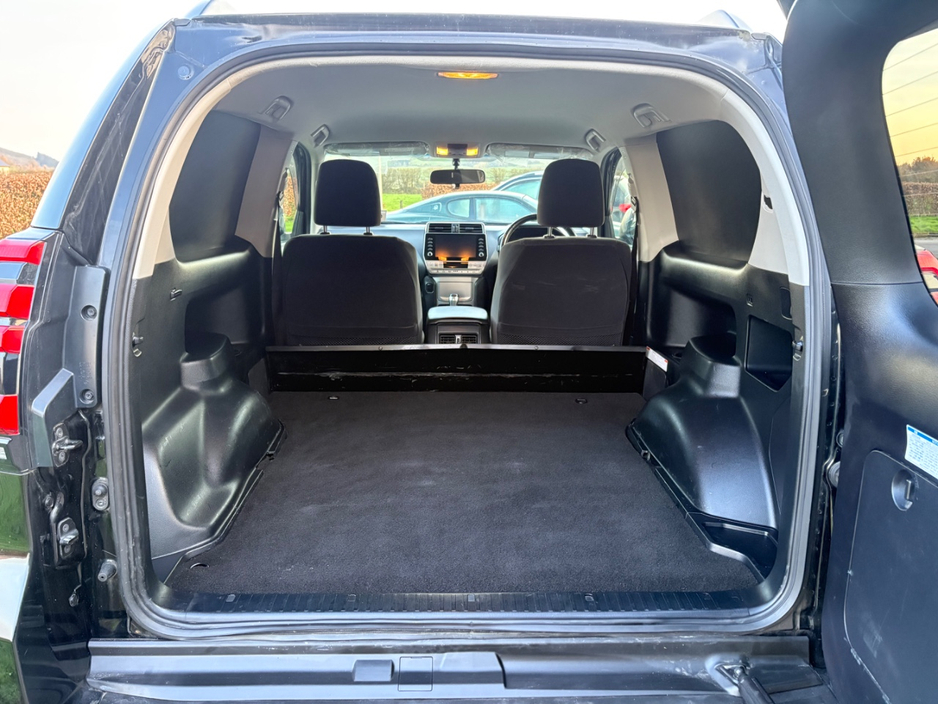 2023 Toyota Landcruiser - image 9