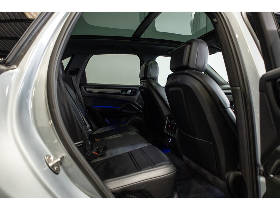 2020 Porsche Cayenne - image 12
