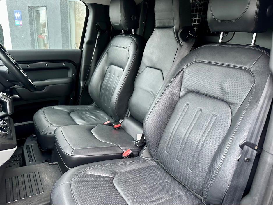 2022 Land Rover Defender ++LOW KM++ 3 SEATS / PLUS VAT €53,000