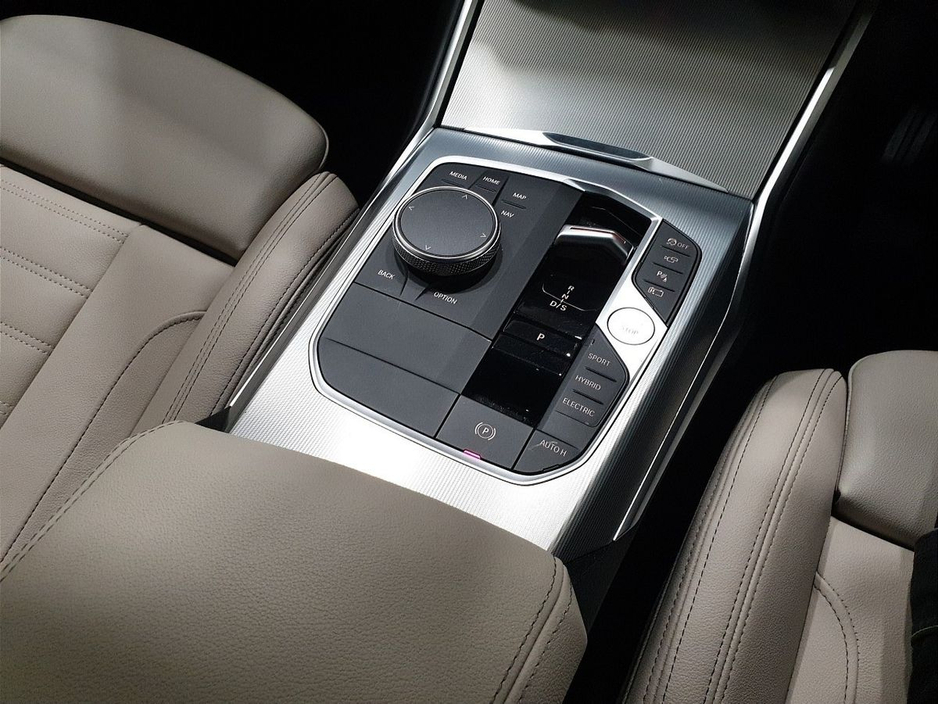 2024 BMW 3 Series - image 10