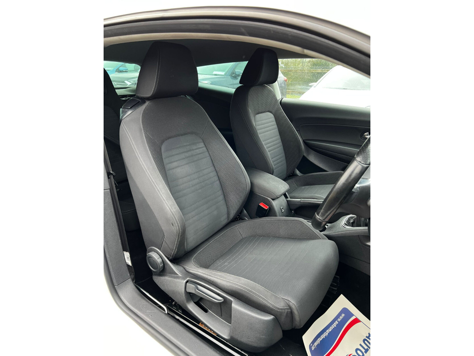 2009 Volkswagen Scirocco - image 11