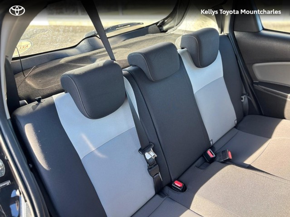 2019 Toyota Yaris - image 5