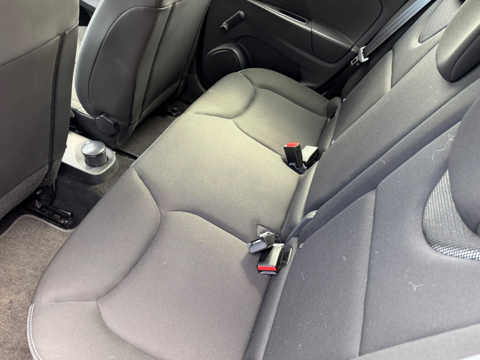 2016 Renault Clio - image 9