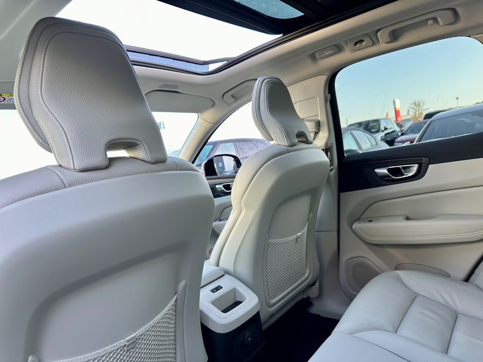 2025 Volvo XC60 - image 15