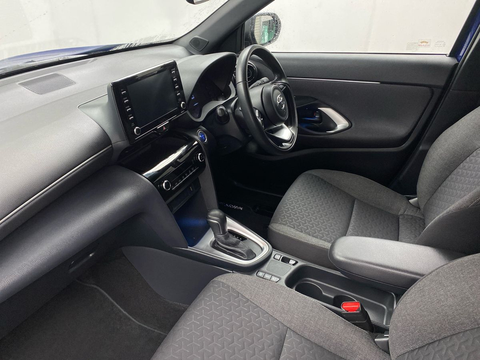 2023 Toyota Yaris - image 2