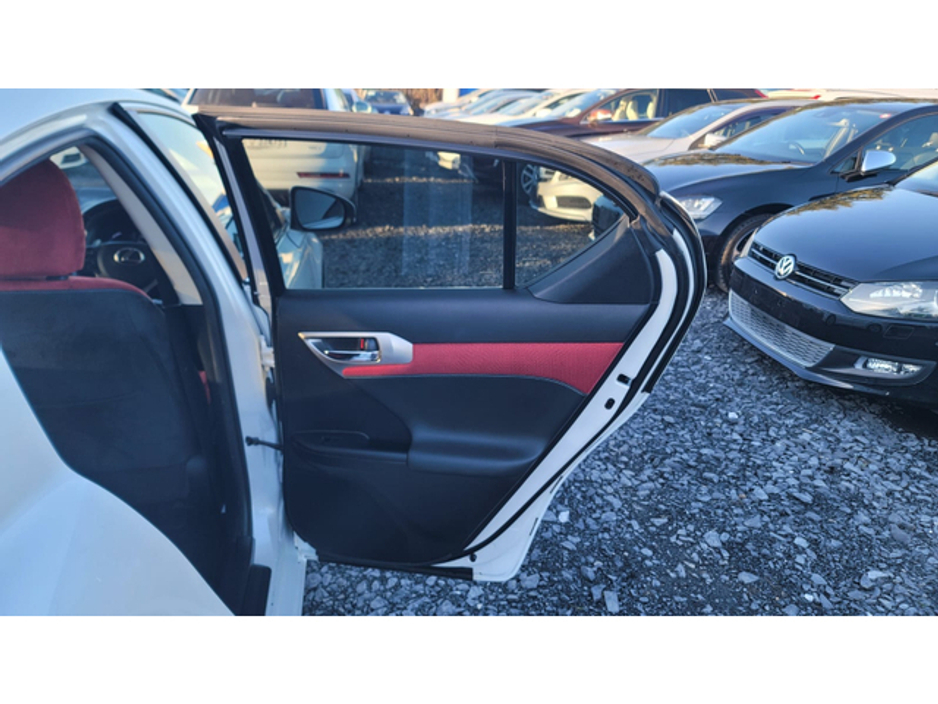 2016 Lexus CT 200 h - image 7