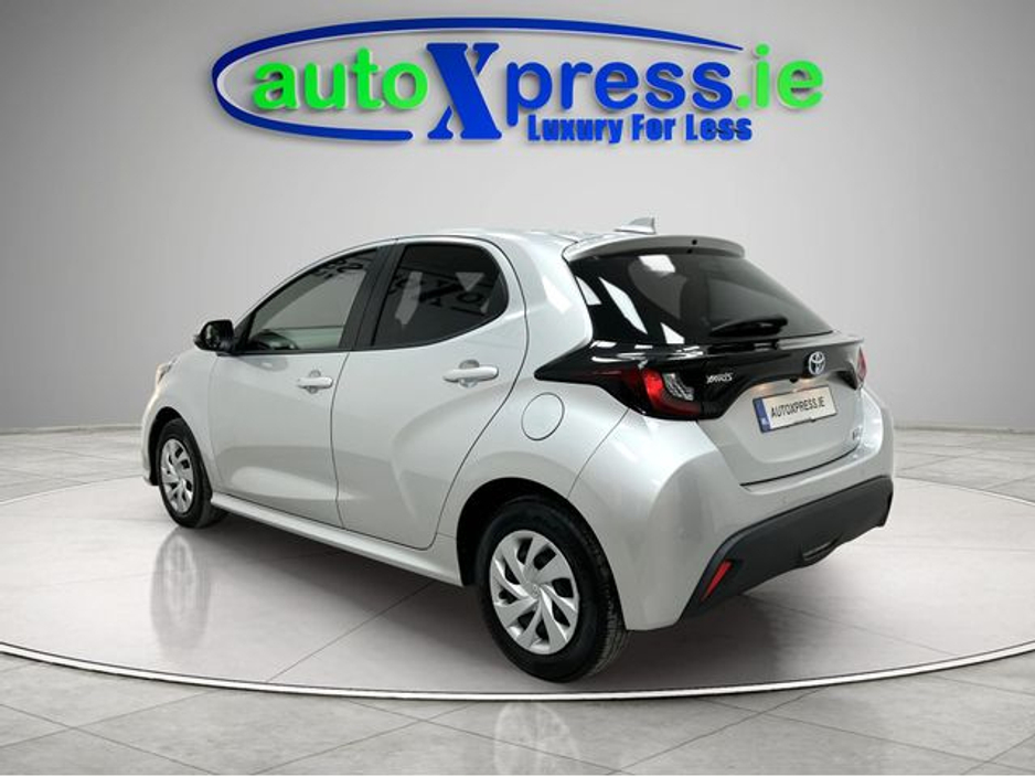 2021 Toyota Yaris - image 11