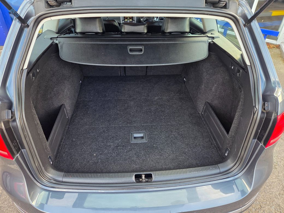 2014 Volkswagen Passat - image 9