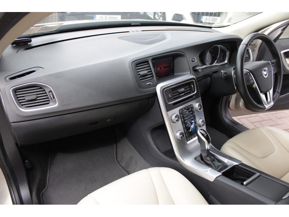 2017 Volvo V60 - image 20