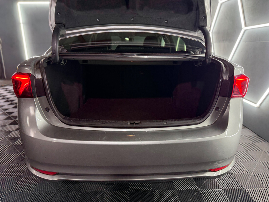 2015 Toyota Avensis - image 12