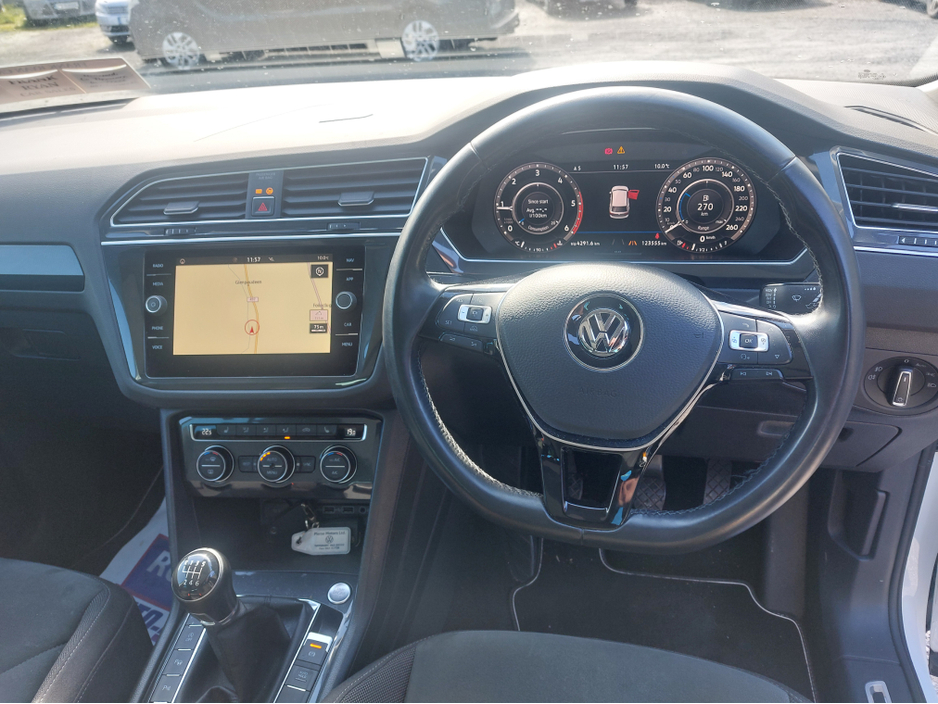 2018 Volkswagen Tiguan - image 2