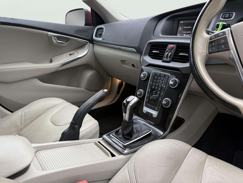 2016 Volvo V40 - image 2