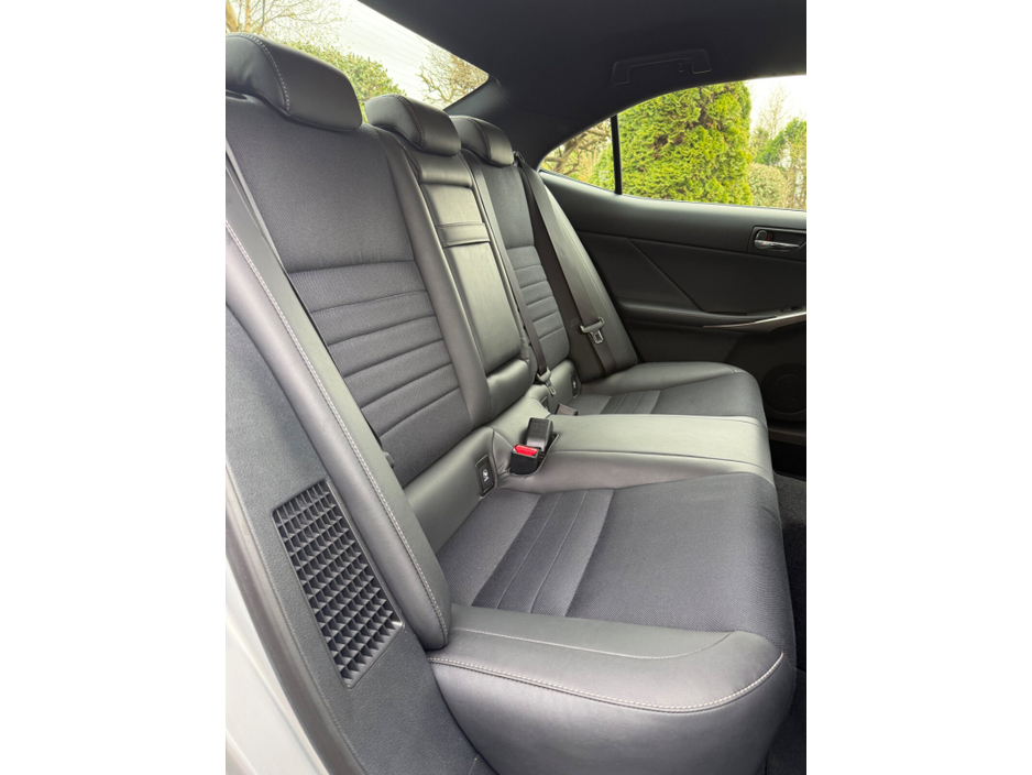 2015 Lexus IS 300 h - image 11