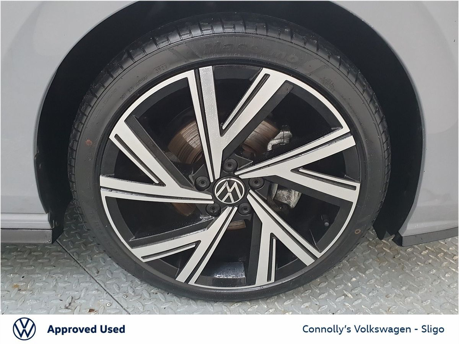 2022 Volkswagen Golf - image 9