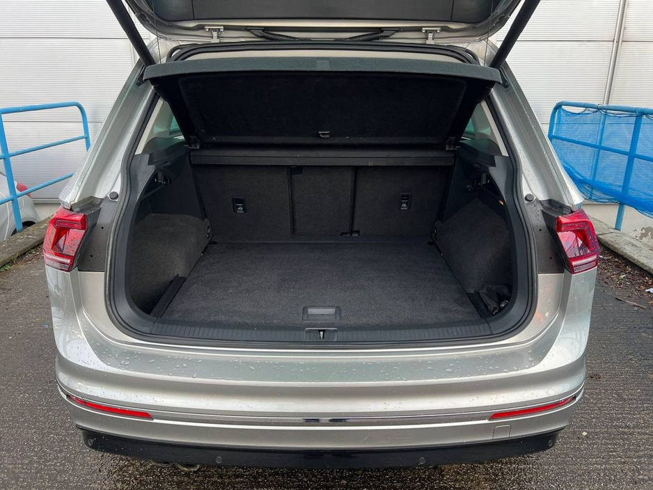 2020 Volkswagen Tiguan R-LINE 2.0 TDI // OPENING PAN ROOF // 19" R-LINE ALLOYS // HEATED R-LINE LEATHER SEATS // 360 PARKING SENSORS €28,900