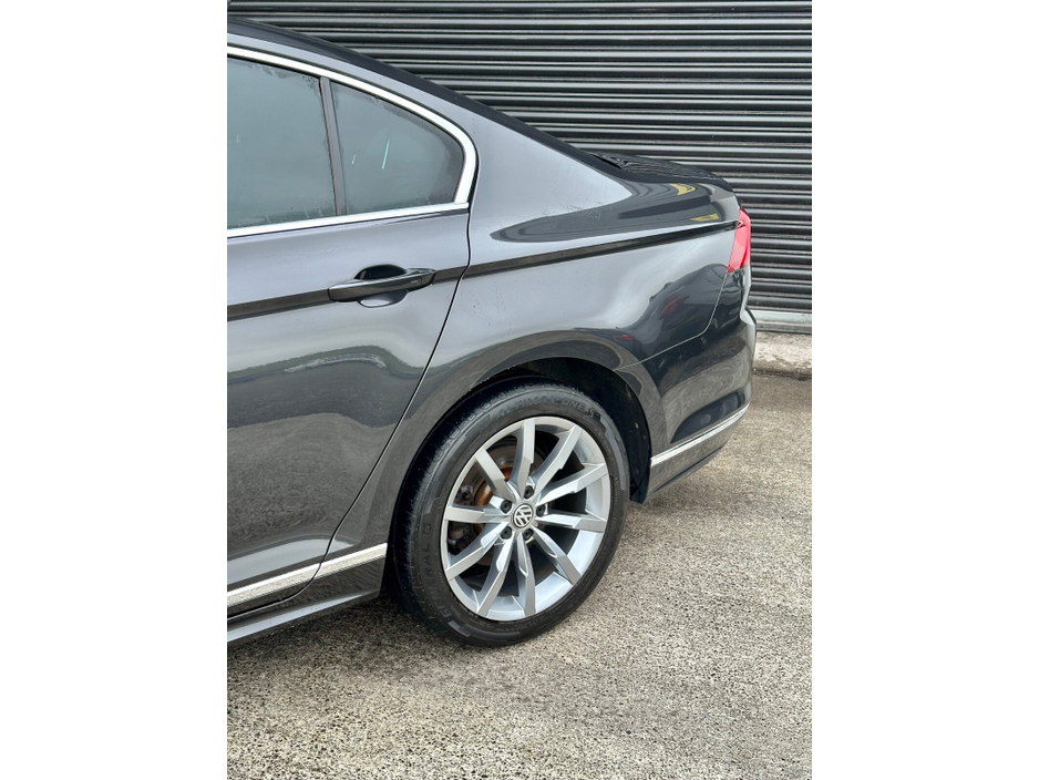 2019 Volkswagen Passat - image 4