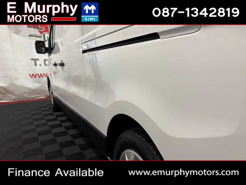 2022 Renault Trafic - image 24