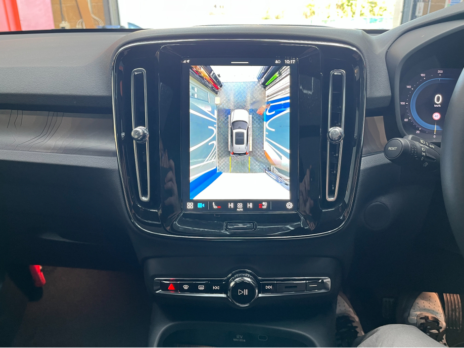 2023 Volvo XC40 - image 22