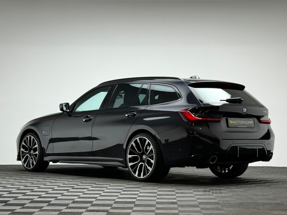 2023 BMW 3 Series - image 5