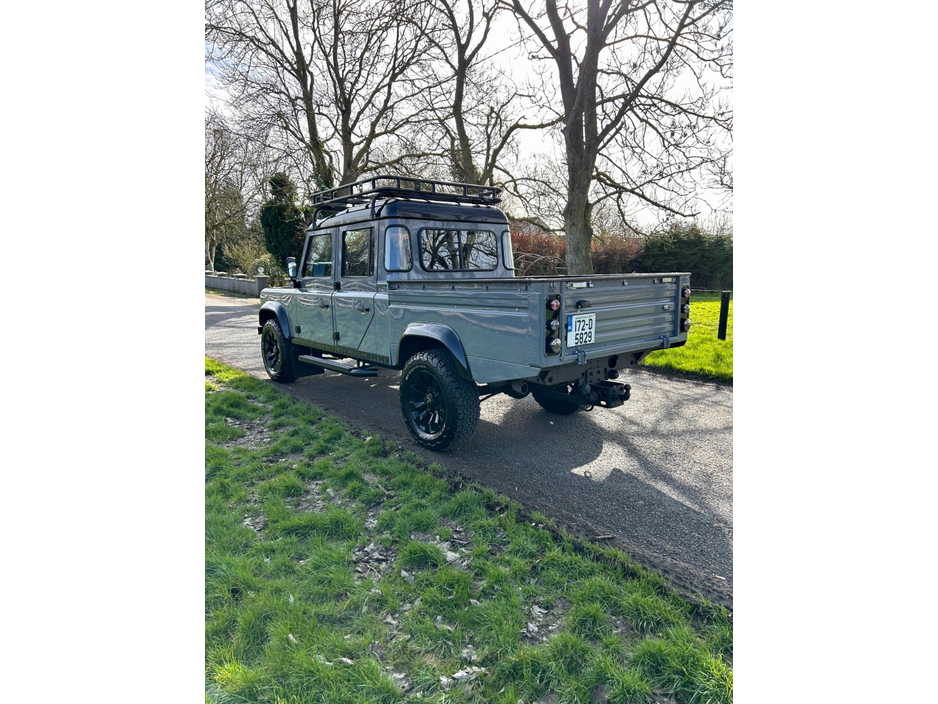 2017 Land Rover Defender - image 4