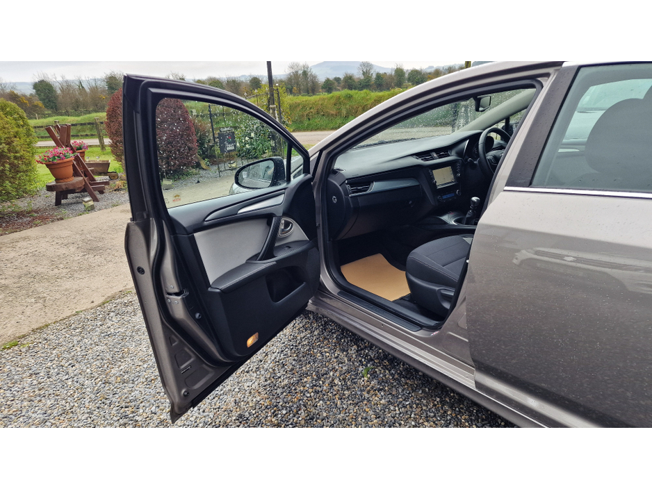 2016 Toyota Avensis - image 12