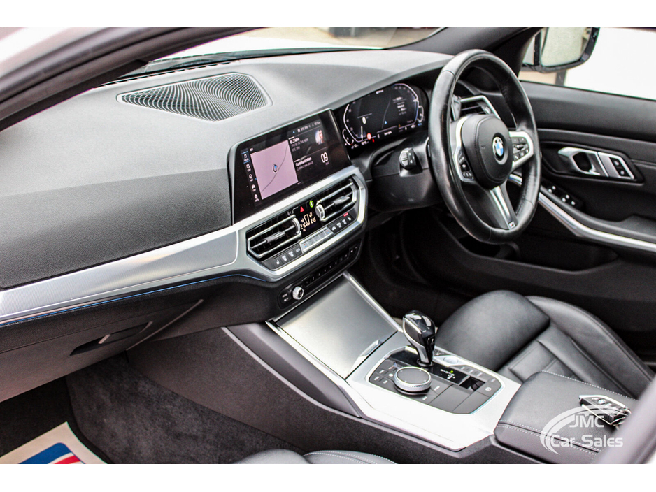 2020 BMW 3 Series - image 23
